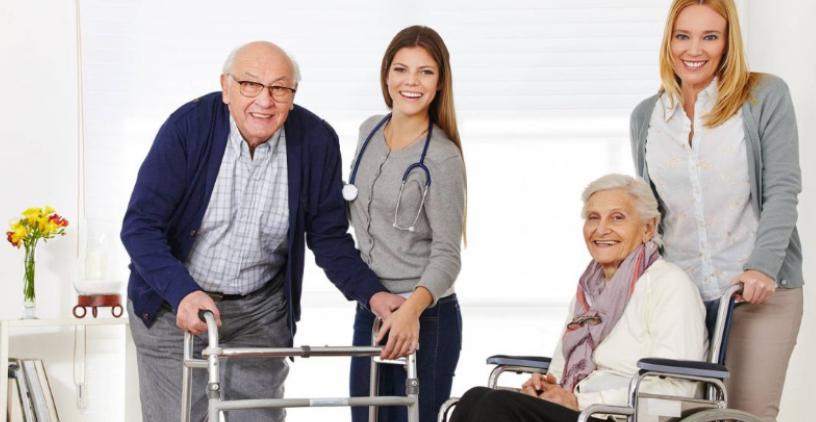 Une conseillère accompagne un couple de seniors avec leurs documents administratifs